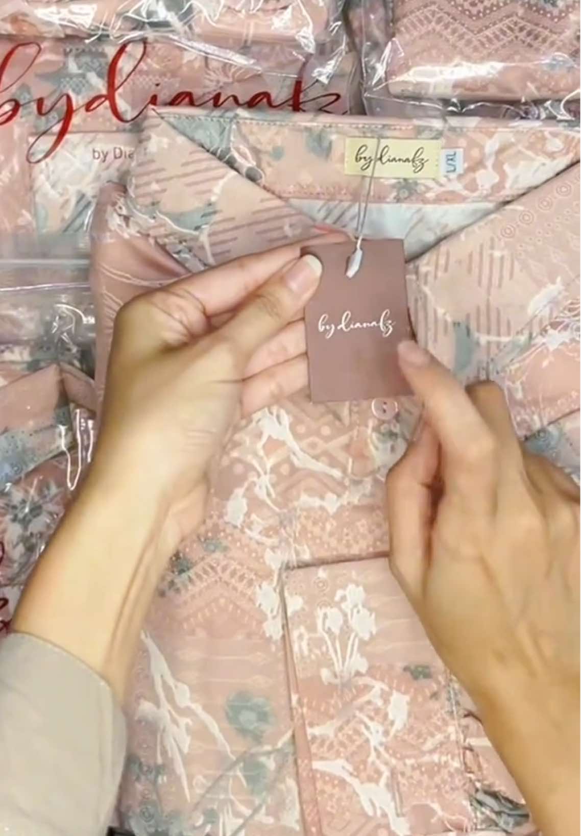 Sound favorit buat MinDy, packing orderan sultan Ladies.😂😍 #dynclothingline #asmrvideo #packingorders #dressdyn 