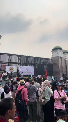 Info hari ini 5 September 2025 jam 15.20 di depan gedung dpr pusat Jakarta selatan sudah ramai pendemo#demo2025 #bubarkandpr 