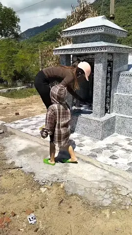 Nhớ anh mẹ con em lên thăm anh,, hôm nay là 28 ngày anh rời xa mẹ con em , thực ra cái gọi là sinh tử ko rời đó chúng ta đều ko tránh được định mệnh có điều em vô cùng nhớ anh nhớ đến đau lòng,, em bất lực vì ko còn chỗ dựa là anh ,,anh nói em phải làm sao 🖤@Lê Minh Trí 