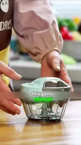 Who’s still struggling to chop garlic? This mincer works in a few pulls—hurry up! #KitchenEfficiency #ManualGarlicMince 