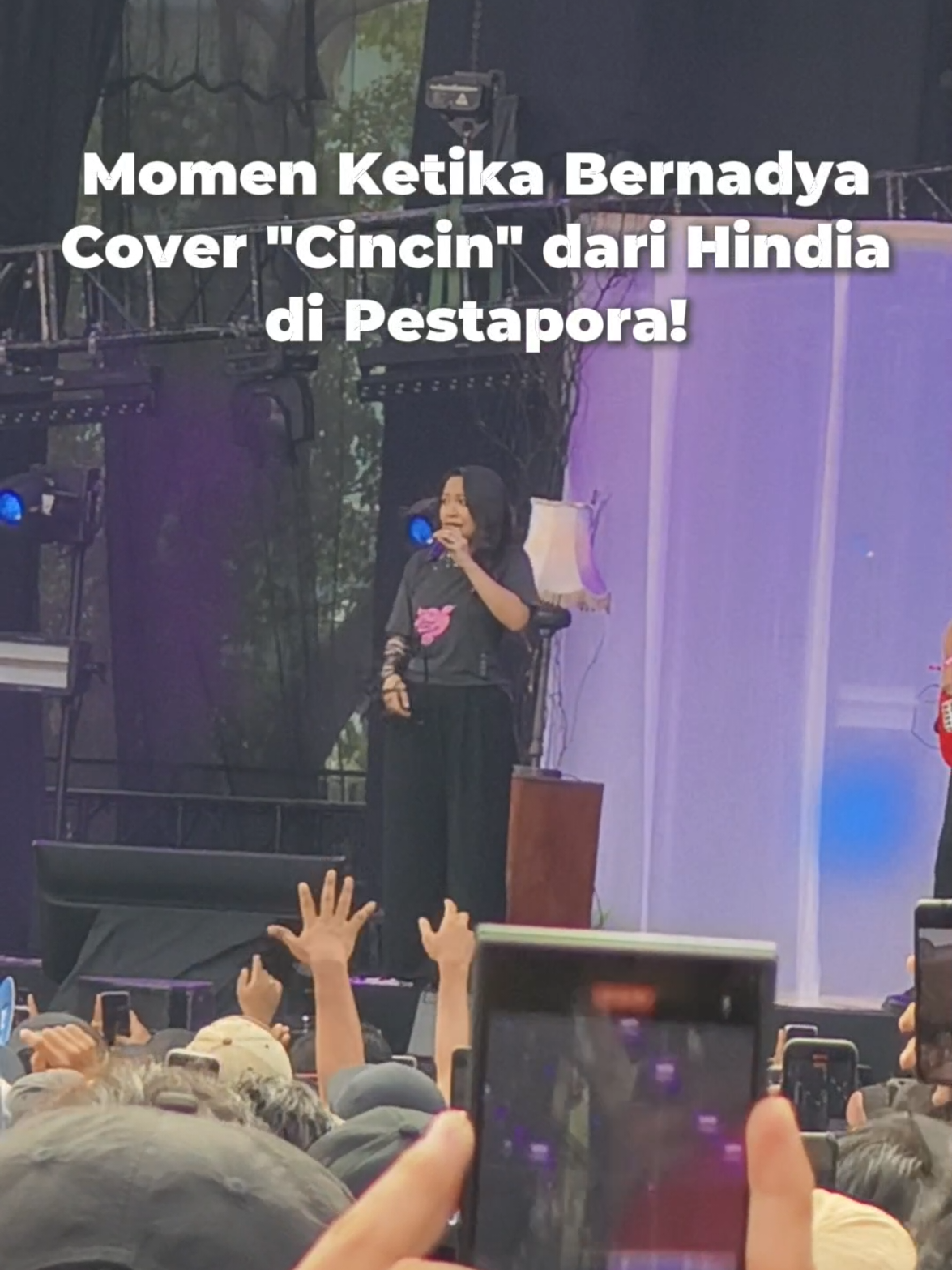 Replying to @syahansyah99 Setelah Hindia membawakan Bernadya, kini gantian nih! Bernadya membawakan lagu-lagu Hindia di Pestapora Boss Stage, Jumat (5/9). Salah satu yang dibawakan adalah 