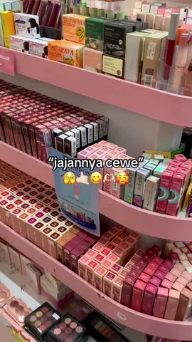 jangan lupa mampir ketoko‼️🥰 #queensm #tokokosmetik #kontenpromosi #fypシ゚ 
