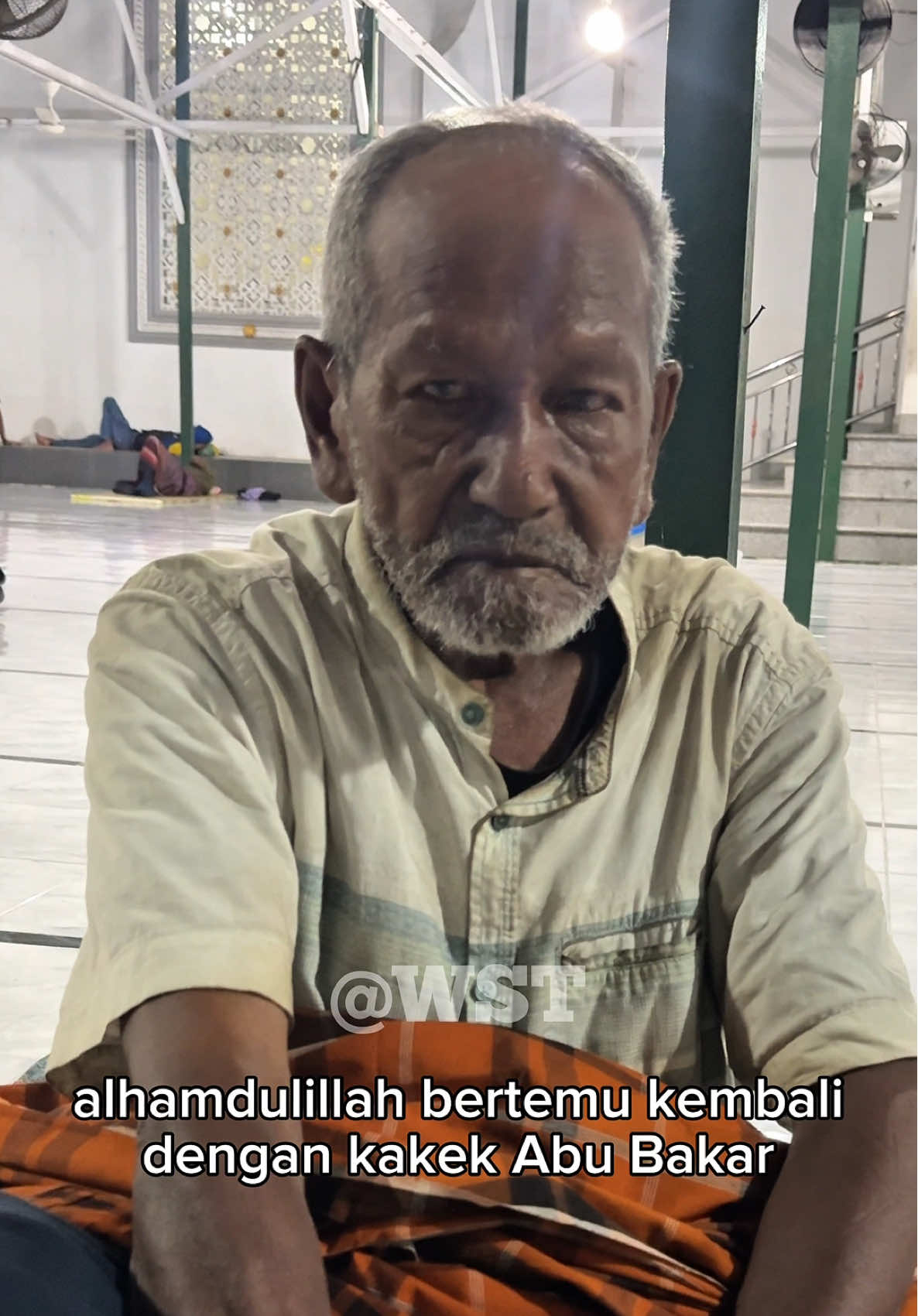 Demi keamanannya sendiri kakek saat ini tidur di mesjid raya karena ditempat terdahulu uang beliau sering hilang, saya ucapkan terima kasih kepada kak @Sessy Wang dan @ErnaQuolin telah membantu para lansia kelaparan disini 🙏 #wahyusena33 