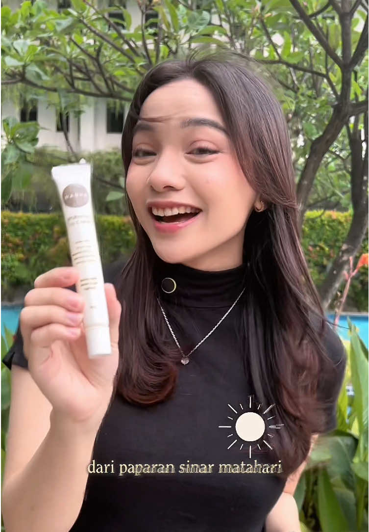 Setiap hari kulit kita terpapar sinar matahari yang bisa bikin kusam, muncul noda hitam, bahkan mempercepat tanda penuaan. Itulah kenapa menjaga kulit dari sinar UV itu bukan pilihan, tapi kebutuhan. Wanha Beauty hadir dengan Day Cream Hybrid yang bukan hanya melindungi kulit dari UVA dan UVB, tapi juga bisa digunakan sebagai make up base. Formulanya ringan, melembapkan, dan tetap nyaman dipakai seharian. Mulai rawat kulitmu sejak step pertama di pagi hari. Karena perlindungan terbaik adalah yang konsisten dilakukan setiap hari. Kamu lebih suka day cream yang sekadar melembapkan, atau yang sekaligus melindungi dan multifungsi seperti ini? 