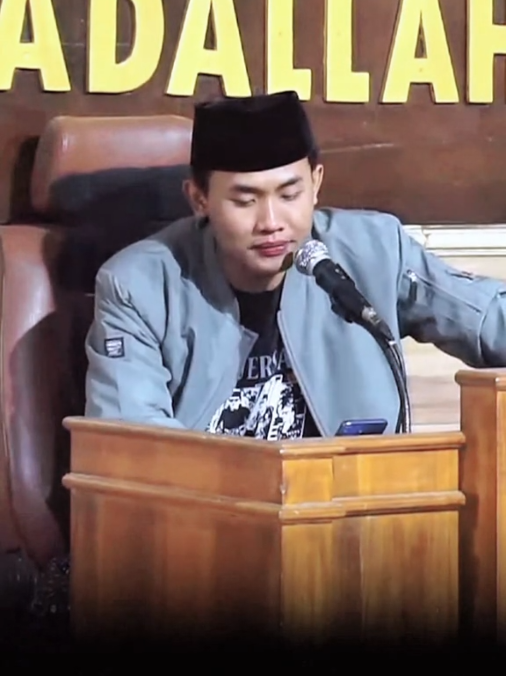 jangan pernah takut melepaskan seseorang yg sama sekali tidak pernah menghargai keberadaanmu, sedangkan dirimu sendiri mati matian memberikan effort yg baik untuk dia. ~Gus ell. #gusellhamyahyalq #effort #dawuhguru #mti #cinta 