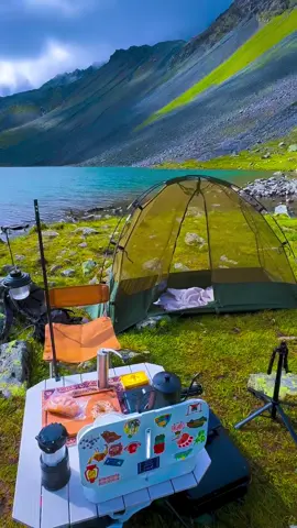 مو كل يوم تقدر توصل لهالمكان.. بحيرة مخفية وسط الغيم في ممر Flüelapass 📍على ارتفاع 2,383 متر. تخيل تشوف بنفسك كيف يكون الجلوس بين السماء والأرض؟ ✨☁️🏔️” “Not everyone gets to see this… a hidden lake above the clouds at 📍Flüelapass, 2,383 meters high. Can you imagine what it feels like to sit between earth and sky? ✨☁️🏞️” . . . . . . #العراق #السعودية #قطر #تصوير #إكسبلور #ترند #تصميمي #تخيم #صلاله ##بر  #explore #travelling #trendy #forest #fypage #switzerland #swiss #instagramreels #moment #camping #Hiking #hikinglife 