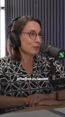 „Wir arbeiten für Geld, anstatt es für uns arbeiten zu lassen.“ 🤔 In unserem Podcast „Asset Class – über Wachstum und Werte“ spricht Christian W. Röhl mit Henriette Peuker, geschäftsführende Vorständin des Deutschen Aktieninstituts (DAI), über die deutsche Aktienkultur und was wir von anderen Ländern lernen können. Zu hören und sehen auf YouTube und überall, wo es Podcasts gibt. 🎙️ #Podcast #Finanzwissen Keine Anlageberatung. Kapitalanlagen bergen Risiken.