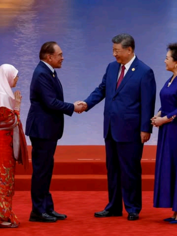 🇲🇾🤝🇨🇳 Anwar Ibrahim Hadiri Gala SCO di Tianjin, Perkukuh Hubungan Antarabangsa Sebaik tiba di Tianjin, YAB PM Dato’ Seri Anwar Ibrahim bersama YBhg. Datuk Seri Dr. Wan Azizah menghadiri majlis makan malam & persembahan gala anjuran Presiden Xi Jinping sempena Sidang Kemuncak SCO. PM turut hargai ucapan tahniah daripada Presiden Xi bersempena Hari Kebangsaan Malaysia, yang dizahirkan di hadapan puluhan pemimpin dunia. Di sela acara, PM bertemu rakan sejawat dari India, Turkiye, Pakistan, Vietnam, Kemboja, Maldives & Nepal, membincangkan potensi kerjasama dua hala. Insya-Allah, Sidang Kemuncak SCO akan jadi wadah penting memperkukuh kerjasama serantau & mengangkat suara Malaysia di pentas dunia. #MalaysiaMADANI #RancakkanMADANI #MADANIBekerja #SCO 