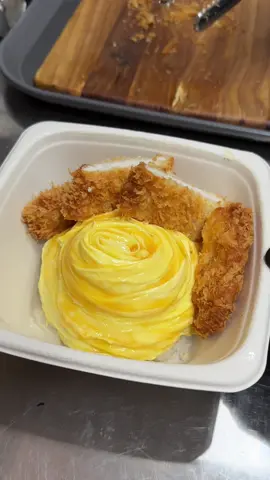 서울에서 일본식 카레 오므라이스를 주문하면 생기는 일 egg tornado omelette #koreanstreetfood #streetfood #koreanfood #mukbang 