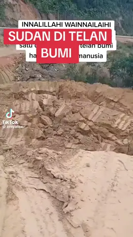 Tanah runtuh yang berlaku di Sudan menelan seluruh penduduk sebuah kampung dan hanya meninggalkan seorang sahaja yang  selamat. Bumi semakin uzur. Setiap hari ada saja bencana alam berlaku dan semua nya yang Sangat kuat dan dasyhat kejadian nya. Hasbunallah wanikmal wakeel #tanahruntuhsudan #kiamatiklim #prayforsudan #kiamatiklimbersamadsm #biartahujanganpanik 