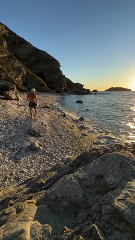 ~A volte si pensa troppo, si analizza troppo… e intanto il presente, quello vero, scivola via senza essere vissuto~ 🤔 . . . 🎥 di Piermario  @pierootz18 . . . . . #sardegna_mia_  #sardegna #sardinia #cerdeña #italia 