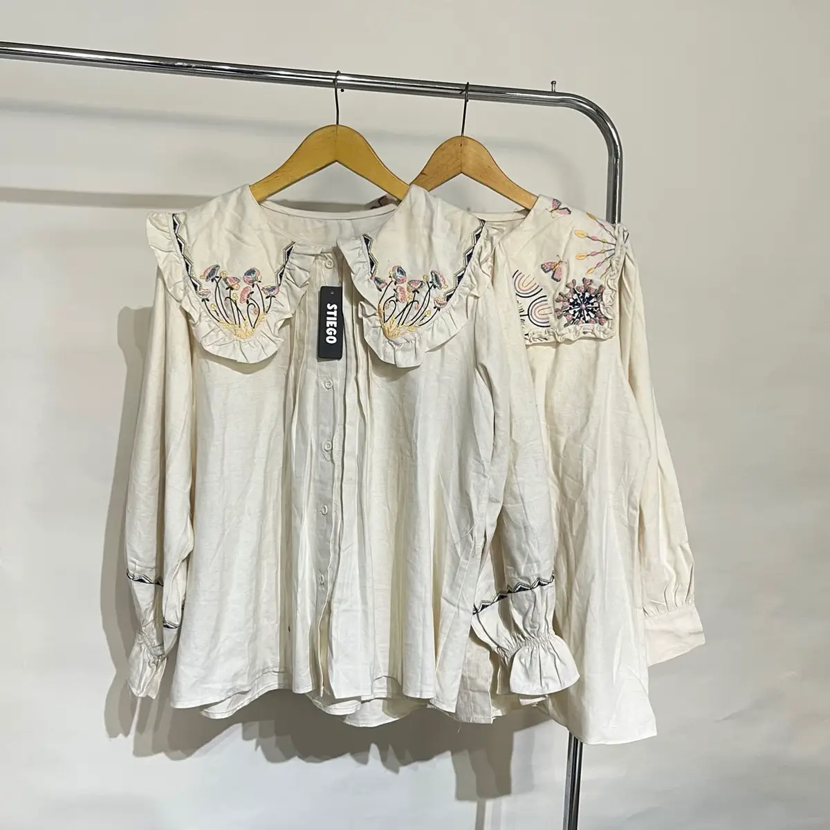 Kemeja bunga bunga super lucu dan bagus 😭🫶🏻 Stiego-Kemeja wanita bunga  Harga Rp 135.000 Bahan linen premium  Ada bordir bunga yang cantik  Ukuran alsize  Lingkar dada :120cm  Panjang baju :70cm  #kemeja #kemejalinen 