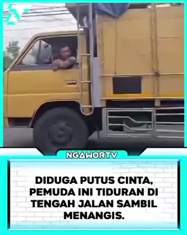 Seorang pemuda di blitar tiduran di tengah jalan sambil menangis di utara terminal patria. Aksi nekat itu diduga karena patah hati usai putus cinta.  #beritaterkini #beritaviral #ngawortv #fyp 