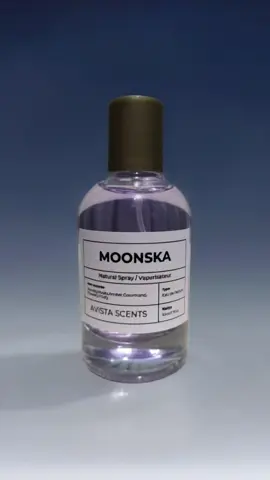 Moonska parfum wanita yang memadukan kesegaran fruity, keanggunan floral, kehangatan gourmand, dan dilengkapi sentuhan musky, woody, dan amber. Moonska menghadirkan aroma yang elegan, hangat, dan memikat, menciptakan karakter feminin yang sweet dan percaya diri #moonska  #avistascents  #parfumbestseller  #parfumwanita 