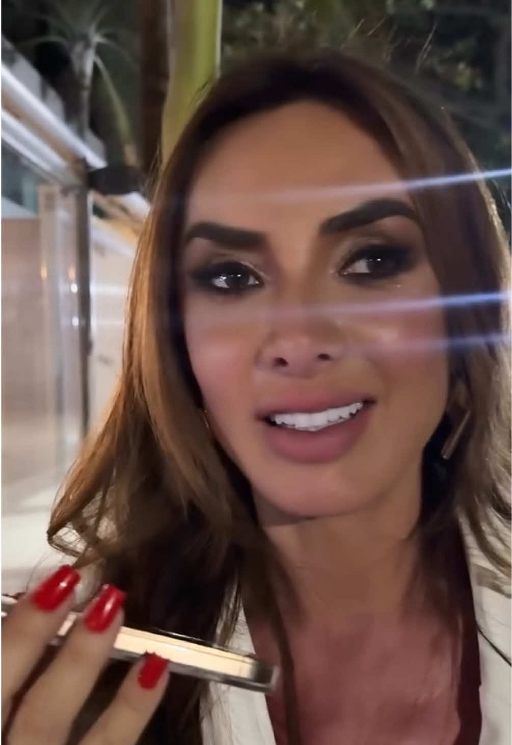 Eu já estava apavorada no meio da rua, misericórdia, mas Flávio me salvou e abriu o portão. 🙈 kkk #NicoleBahls #Resenha #foryoupage #fyp #Viral