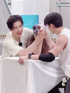 ไปเจอสิ่งนี้มา อยู่ไม่ได้ละโคตรเหยินนนนน คนถ่ายเก็บมิดมาก แล้วรายการตลาดออนได้ยังอยากฟันเหยินกว่านี้ 🫠🫠🫠🫠💕 ปอลิง.แรงเผิงกับยัยแลนดี้รวมกันยังทำเหยียนอันขยับไม่ได้อะ ดูกล้ามฮีก่อน555555 #Aoruipeng #敖瑞鹏 #Lilandi #李兰迪 #lylandich 