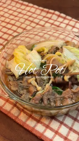 I love my microwave😍🫰🏻 bisa buat masak & manasin makanan! Jujur sejak tau kalau ternyata steam brokoli, kentang & sayuran lainnya kalau dimicrowave lebih cepet aku jd gk pernah main rebus-rebusan lagi!🤓 Kali ini aku buat hot pot untuk satu org yg rasanya tuh seger bangeeet! Jujur aku buatnya terlalu hambar karena masukin airnya 100 ml. Jadi kalian bisa coba di 50 ml dlu yaaa. Selamat mencubaaa! Hot Pot Microwave  Resep kuahnya: 1 siung bawang putih  1 sdm kecap asin 1 sdm madu 1 sdm minyak wijen 1 sdt dashi powder  Garam & lada secukupnya 50-100 ml air Isiannya terserah mau dimasukin apaaa yg penting ttp ada sayuran dan ada proteinnya! Resep ini aku pakai untuk kurang lebih 150 gr beef slice. Aku makannya dicocol pakai saus wijen nikmat sekali🤤