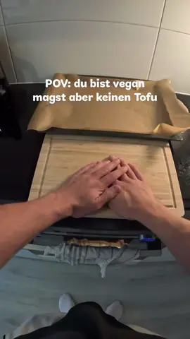 Rezept & Talk 🌱🍝 Ich war einer der Menschen, die immer gesagt haben „Vegan niemals. Ich liebe Fleisch viel zu sehr.“ Ich konnte mir nicht vorstellen, darauf zu verzichten. Und dann hat es mit kleinen Schritten angefangen. mal Tofu probiert, mal ein Rezept ohne Fleisch. Ohne großen Plan. Doch irgendwann hat sich etwas verändert. Auf einmal war das schlechte Gewissen größer als einfach nur gutes Essen. Mit meinen Videos will ich zeigen, dass vegane Rezepte leicht sind, dass Pasta ohne Parmesan trotzdem richtig geil schmecken kann und dass es manchmal gar nicht so kompliziert ist, wie man denkt. Aber es geht mir um mehr. Nicht nur ums Kochen. Ich möchte hier auch ein Stück Motivation mitgeben. Ein bisschen Inspiration für alle.  Denn manchmal reicht ein kleiner Moment, ein Teller Pasta oder eine neue Perspektive und plötzlich verändert sich viel mehr, als man erwartet.  Zutaten (ca. 4 Portionen): 500 g Penne (oder andere Pasta) 2 Blöcke Naturtofu 2 Spitzpaprika 1 rote Zwiebel 2 Tomaten 2–3 Knoblauchzehen frisches Basilikum Pasta-Kochwasser Passierte Tomaten 400ml  Salz & Pfeffer Zubereitung: Gemüse (Paprika, Tomaten, Zwiebel) zusammen mit Knoblauch bei 220 °C Ober-/Unterhitze ca. 20–25 Minuten im Ofen rösten, bis es leicht gebräunt ist. In der Zwischenzeit die Pasta nach Packungsanleitung in Salzwasser kochen. Wichtig: etwas Kochwasser aufheben. Geröstetes Gemüse zusammen mit Tofu, Basilikum, etwas Pasta-Kochwasser, passierten Tomaten, Salz und Pfeffer in einen Mixer geben und zu einer cremigen Soße pürieren. Wenn Mixer zu klein einfach in mehreren Schritte.  Die Soße mit den gekochten Nudeln vermengen und bei Bedarf noch etwas Kochwasser dazugeben, bis die gewünschte Konsistenz erreicht ist. Mit frischem Basilikum garnieren und servieren. 🌱🍝 #vegan #food #pasta