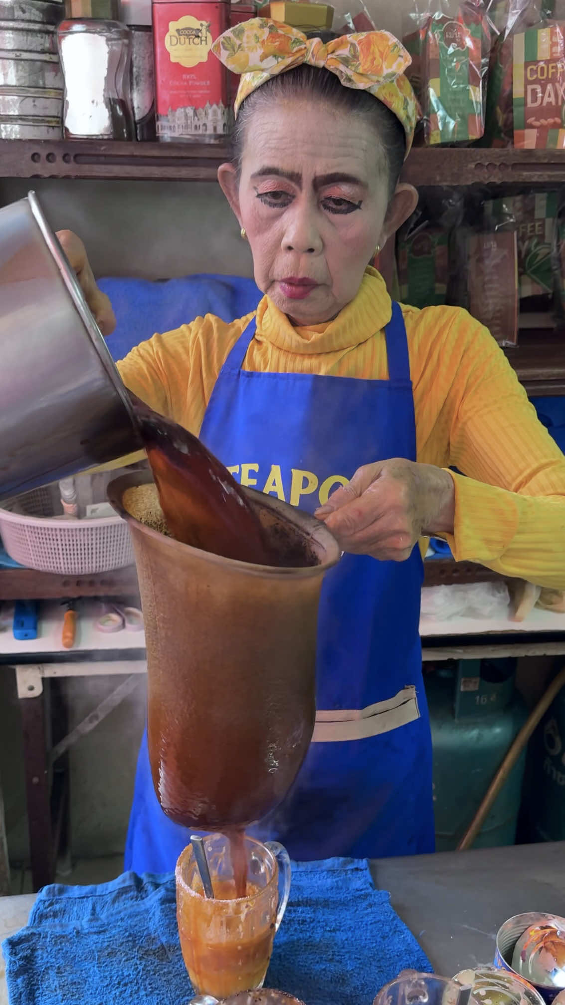 Viral Bangkok Grandma Sells Iced Thai Tea 🪭 Business name  Auntie Nid coffee shop  🔭 Address 112 Thanon Mahannop, Sao Chingcha, Phra Nakhon, Bangkok 10200 💸 Price  40 Baht/$ 1.25 USD