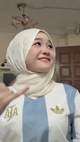 teka Syaa tengah tengok apa? 🤣