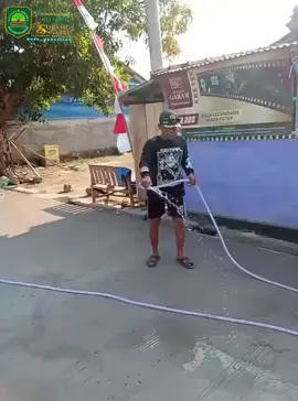 Nyiram  jalan coran....