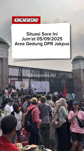 Situasi sore ini di Area Gedung DPR Jakarta Pusat pada Jum'at 05/09/2025, terpantau ramai dari Mahasiswa untuk unjuk rasa di depan DPR. Saat ini situasi damai dan kondusif. 🎥 DOK. Bedhorstepen #demo #lewatberanda #fyp #dpr #viral 