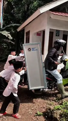 terimakasi kembali pak presiden prabowo subianto yang telah membuat program badan gizi nasional,yang telah membantu anak-anak yang kekurangan gizi,sehat terus dan semangat menuju indonesia maju🫡🇮🇩#badangizinasional #makanbergizigratis #dapussehatallykajaya #fypシ @badangizinasional.ri @gerindra @Gibran Rakabuming 