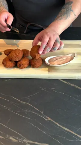 🌟 Artık çocuklarınıza gönül rahatlığıyla nugget yedirebilirsiniz! 🌟 Hazır ürünlere gerek yok, evde katkısız ve sağlıklı nugget yapmak çok kolay. İçinde ne olduğunu biliyorsunuz, gönül rahatlığıyla çocuklarınıza yedirebilirsiniz. 💛 👉 Tarif: 	•	500 g tavuk kıyması 	•	1 tk nişasta 	•	1 tk soğan tozu 	•	1 tk sarımsak tozu 	•	1 çk karabiber 	•	1 çk tuz 	•	1 çk zerdeçal Kaplama için: 	•	1 sb un + 1 tk tuz 	•	2 yumurta (çırpılmış) 	•	Panko Önce un → sonra yumurta → en son panko. Kızgın yağda altın sarısı olana kadar kızartın ya da 200°C fırında 20 dk pişirin. ✨ Dışı çıtır, içi yumuşacık! Çocuklar bayılacak, siz de ne yedirdim derdinden kurtulacaksınız. 🙌 #nugget #evyapımı #çocuklaraiyilezzet #sağlıklıatıştırmalık #çocuklarbayılacak 