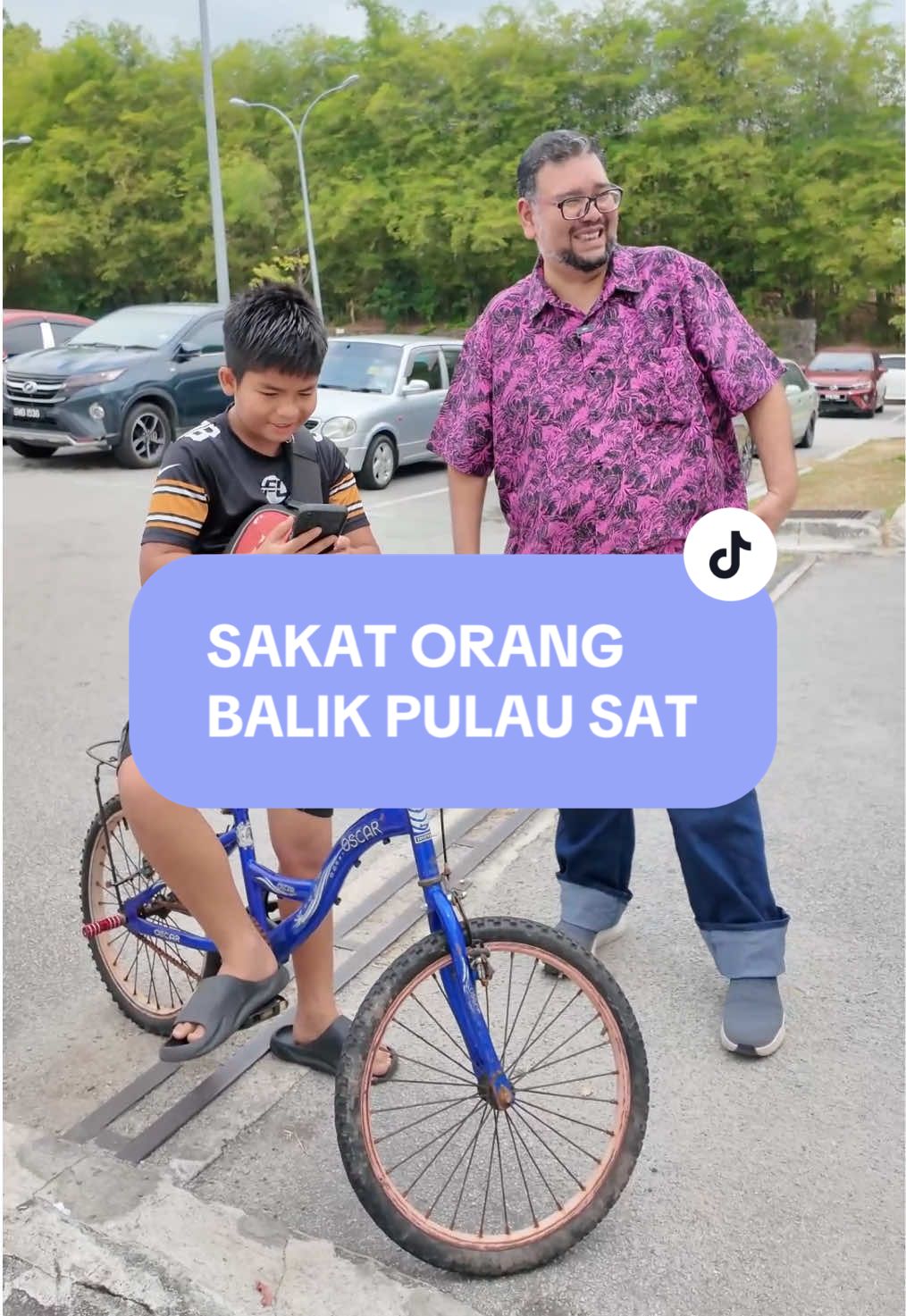 Comel je gelagat adik ni! Seronok betul jumpa orang balik Pulau ni. Saja ja saya menyakat dia tadi 😄 🤣 Harapnya bila besar nanti, jadi anak yang baik dan terus banggakan ibu bapa awak selalu ya 💪🏻✨ Jangan lupa dapatkan simkad xox pada link di bio saya tau 😁  #cikgushaarikongsirezeki #simkadxox #peniagakecil #fyp #internetpercuma 