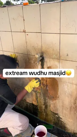 cleaning wudhu masjid🍃extream berkerak. Kalo temen” liat masjid yang bersih, lanjut bersihin ya, soalnya kalo udah berkerak harus pake tenaga dan harta. Semua yang kami lakukan free/gratis untuk seluruh masjid, 1 hari kami Insyaallah membersihkan 4s/d12 masjid. Info tentang kami di bio