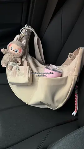 It even has a pocket just for your drink 🥤 Stylish and practical one🤩🤍#bagsmart #gymessentials #gymmotivation #GymLife #bagsmarttravel 