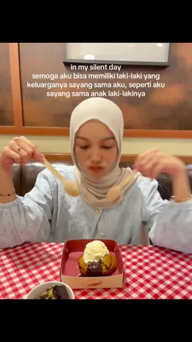 walaupun banyak yang bilang, gapapa selagi lelaki itu berpihak dan selalu membela kamu, ttp gaenak best😄