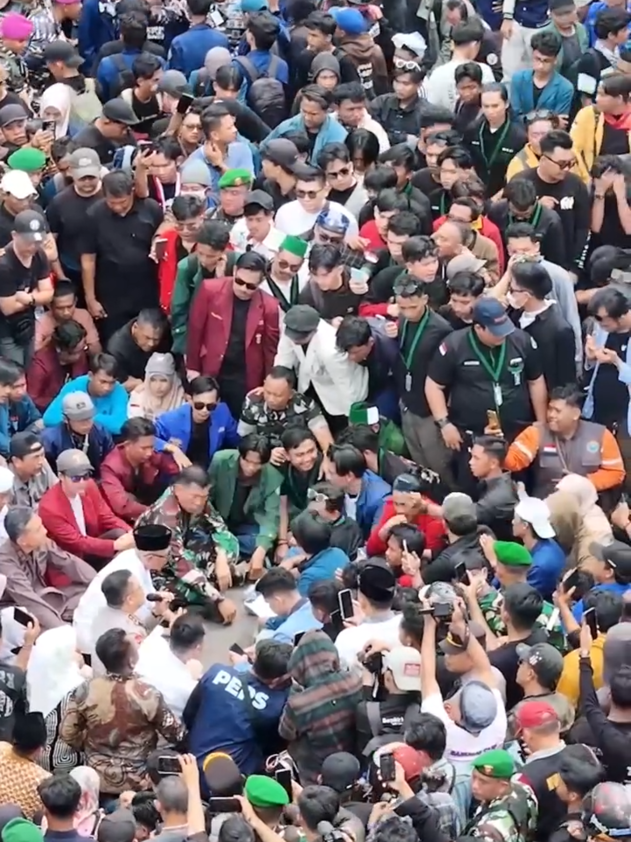 ⭐️⭐️ Kapolda Lampung bersama Forkopimda Provinsi Lampung melaksanakan monitoring pengamanan aksi unjuk rasa dari Aliansi BEM SI Wilayah Lampung pada Senin, 1 September 2025. Dengan sinergi dan langkah yang terukur, jalannya unjuk rasa dapat berlangsung aman, tertib, dan berakhir damai. Sebuah bukti bahwa keamanan dan kedamaian Lampung selalu menjadi prioritas bersama. #KapoldaLampung #ForkopimdaLampung #PolriPresisi #LampungDamai #UnrasAman 