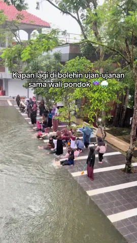 Bonus bersih-bersih #hujan #vibeshujan #santri #trendhujan #ceritasantri  