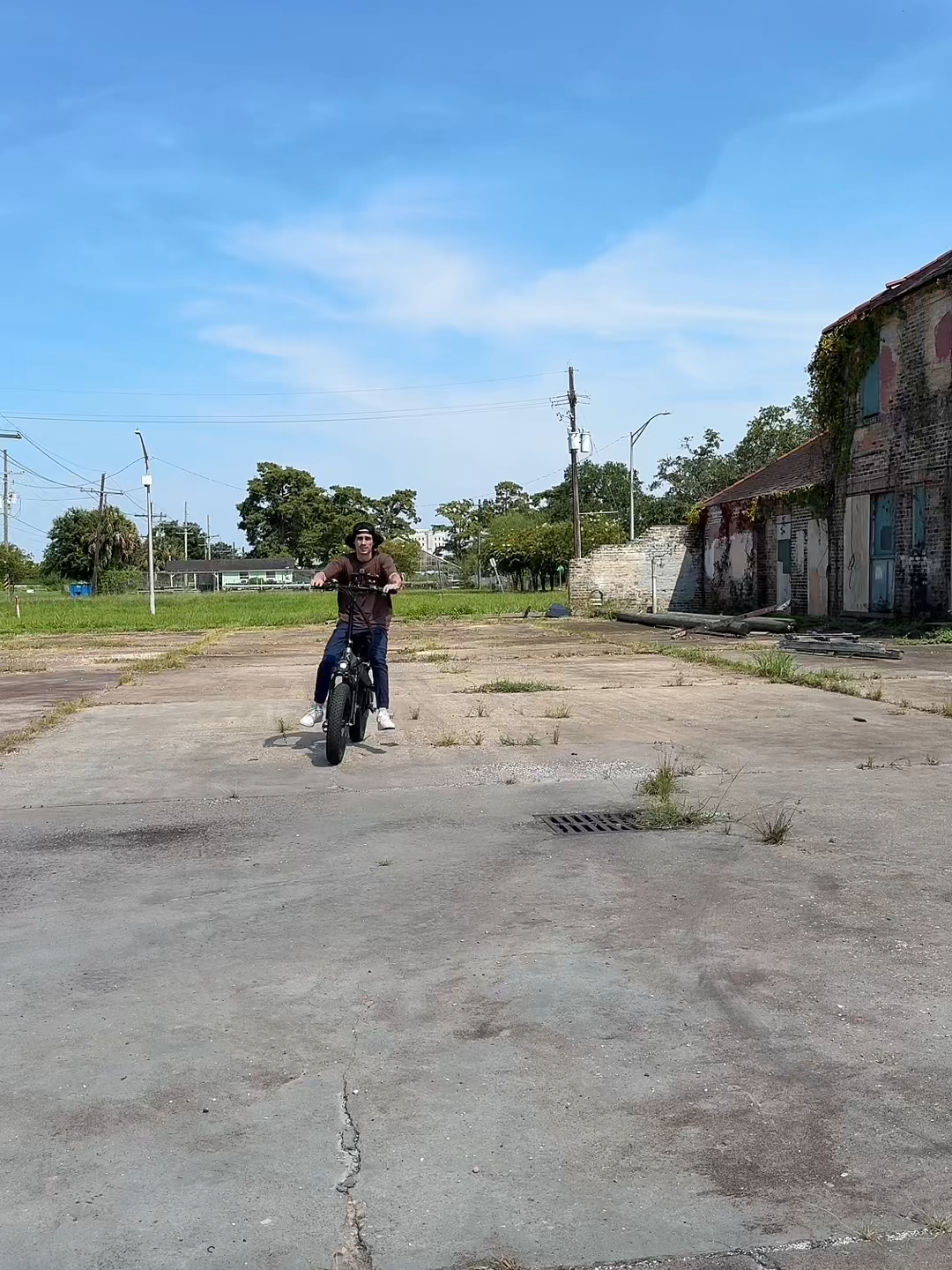 Luckeep X1 Lite packs a 1400W peak motor for fast 28 MPH bursts, a 48V 15Ah removable battery for up to 50 miles, and fat-tire stability for streets, trails, and hills. Solid stopping power, quick charging, and an easy step-on ride make this a daily workhorse. If you’ve been waiting for speed, range, and value in one electric bike, this is it—tap to see today’s deal and full specs.  #1400welectricbike #28mphebike #48v15ahremovablebattery #fattireebike