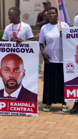 Taata Kampala surprised by diehards with posters at the secretariat this afternoon.