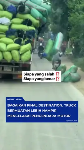 Bawa muatan berlebihan, beberapa muatan truck ini jatuh dan hampir kenai pemotor disebelahnya. Menurut kalian gimana nih? Source 🔎: nur_aini_suharis Source 📷 : nur_aini_suharis