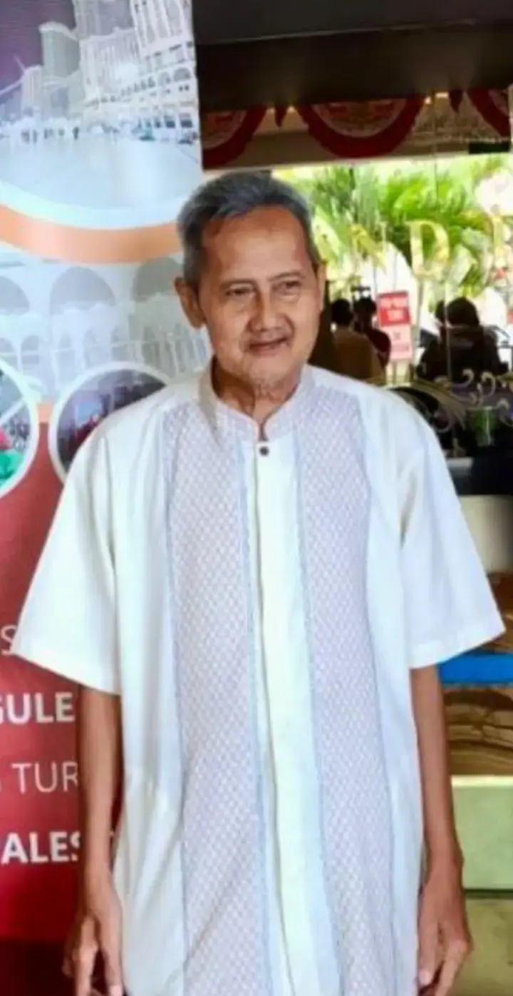 husnul-khatimah kai kami, paman kami, bapak kami... SYARIFUDIN AHMAD MAULANA BIN SYAMSI..  meninngal dunia di jeddah saat selesai melaksanakan ibadah umrohnya....  dan jenazah beliau di makankan di jeddah pula..  sesuai dgn janjinya beliau pulang k pangkuan allah swt dalam keadaan beribadah....  semoga amal ibadahnya diterima oleh ALLAH SWT dan,  semoga beliau di tempatkan di tempat orang2 yg di cintai ALLAH SWT dan RASULULLAH🤲🤲🤲