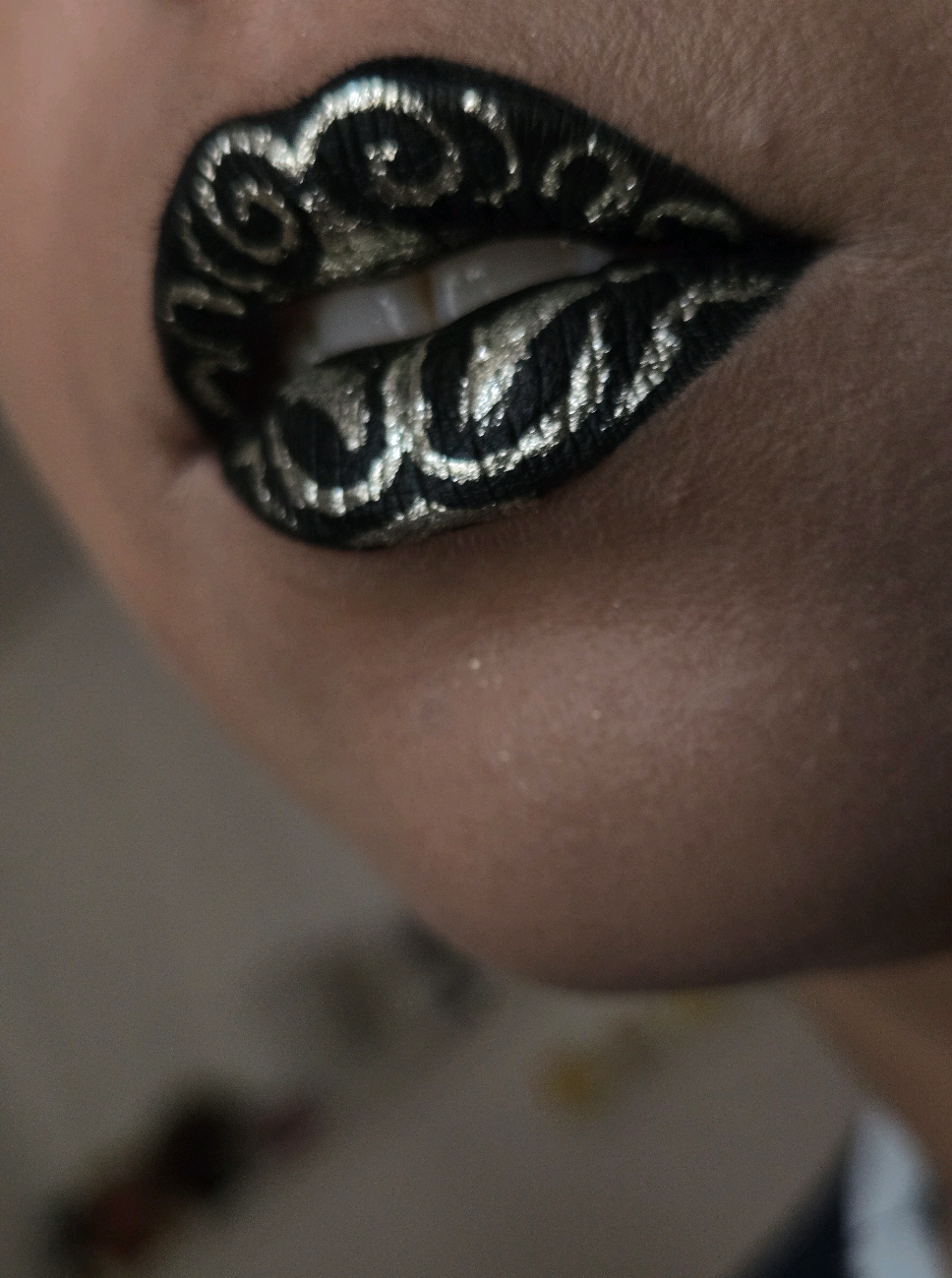 Replying to @atlasdoesmakeup stai sa vezi buzele astea 🤪   am folosit tint 08 de la chromart (cod reducere angi), si fardul gel galaxy de la @amapigments (cod reducere angi10)  #kdapopstars #blacklips #lipsdetails #buzefrumoase #lol @Only About Make-up 