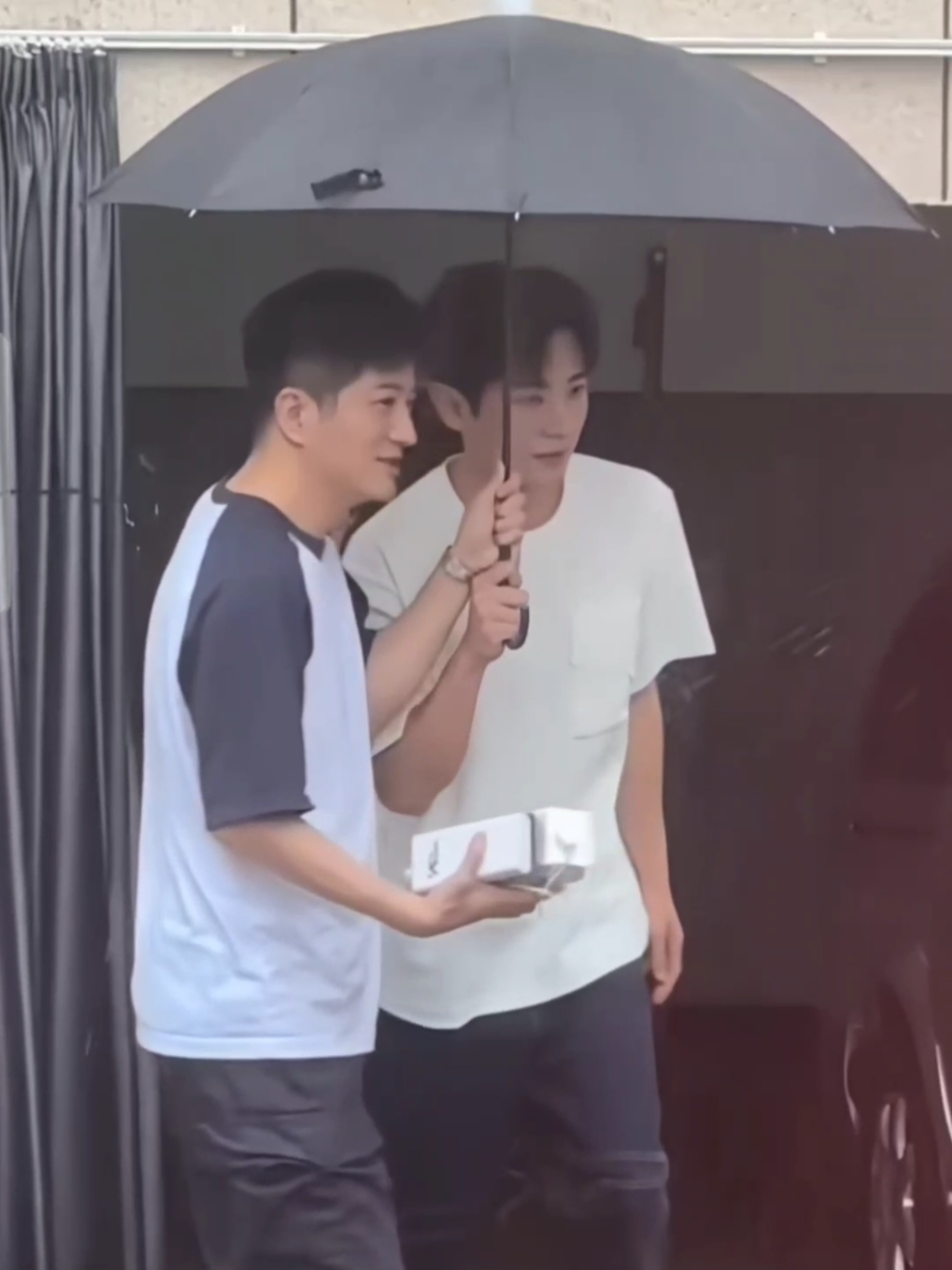 ใครรู้ช่วยบอกที คนกางร่ม คือ????พี่ชาย หรือ ผู้จัดการคะ ☔☔ #เฉิงเหล่ย #chenglei #พระเอกซีรีย์จีน #ขึ้นฟีดเถอะ #movies 