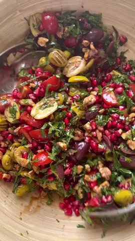 سلطة الزيتون و الرمان المكونات رمان ۱-۲ کوب زيتون كالاماتا: 1 كوب زيتون أخضر مشوي: 1 كوب جوز 1 كوب بقدونس: 1 كوب نعناع نص كوب طماطم كرزية : 1 كوب الصلصة عصير ليمون ربع كوب زيت زيتون وبع كوب سماق : 1 ملعقة كبيرة ثوم فص دبس رمان ربع كوب ملح حسب الرغبة فلفل أسود حسب الرغبة #اكسبلور #اكسبلور_تيك_توك #صحتك #سلطه #fyp 