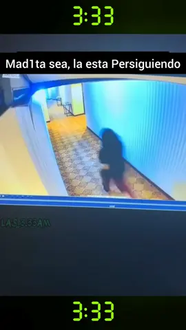 Unos trabajadores de un hotel hacen un repaso a un vídeo que les llamó la atención. Todo empieza con una mujer que parecía que jugaba escondiéndose de alguien.. O que tuviera problemas m3ntal3s. Pero de tanto repasar mirando el video se percatan de una sombra que la persigue. Dan la conclusión que ella parece la única que lo ve. También la actividad paranormal que se observa de un objeto que cae al suelo. Estos compañeros no dan crédito a lo que miran.  .  .  .  .  .  .  .  .  .  .  .  .  .  .  .  .  .  .  .  .  .  #ghostface  #fantasmas  #ActividadParanormal #miedo  #hotelroom 