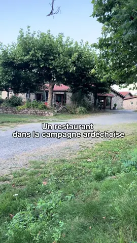 Un repas ardéchois à la ferme 😍🌰🐓⬇️ 📍 Ferme Auberge de Jameysse (Désaignes, Ardèche, 07) 🚲 Idéal pour une pause à vélo,  dolce via à proximité  💚 Pour un séjour de rêve dans le Vallée du Doux Au programme : 🍽️ Une cuisine maison cuisinée avec amour par Cathy  🐓 Des produits de la ferme, du jardin et du terroir  🌳 De beaux espaces en pleine campagne  Menu unique à 29€, on a testé : ◾️ Entrée : charcuterie maison  ◾️ Plat : gratin dauphinois et caillettes  ◾️ Fromages secs ◾️ Dessert : gâteau à la mousse de châtaigne  Et c’était juste délicieux, ce lieu est très paisible et très chaleureux, j’ai beaucoup aimé quand Cathy nous sortait les plats du four à bois 🥰 ☀️ Cet été nous avons mangé en terrasse mais en hiver vous pourrez vous réchauffer près de la  grande cheminée à l’intérieur. 💡Service traiteur (grande salle pour les événements) et plats à emporter possible. Partage spontané, achat personnel !  💌 Enregistre cette vidéo pour t’en rappeler  #desaignes #paysdelamastre #lanetetu #restaurantdesaignes #valleedudoux    