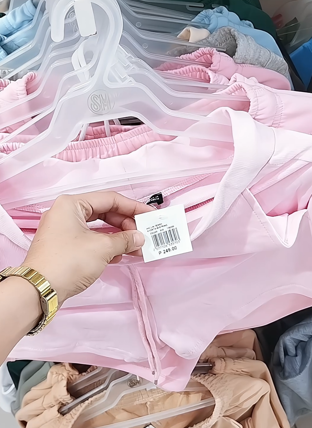 Parehas na parehas sa mall quality shorts tas pag dito sa tiktok bundle of 3 wala pang 200 pesos grabe!!  😭 #womensshorts #harpershortsbundle #shorts #bundlesale #pambahayshorts 