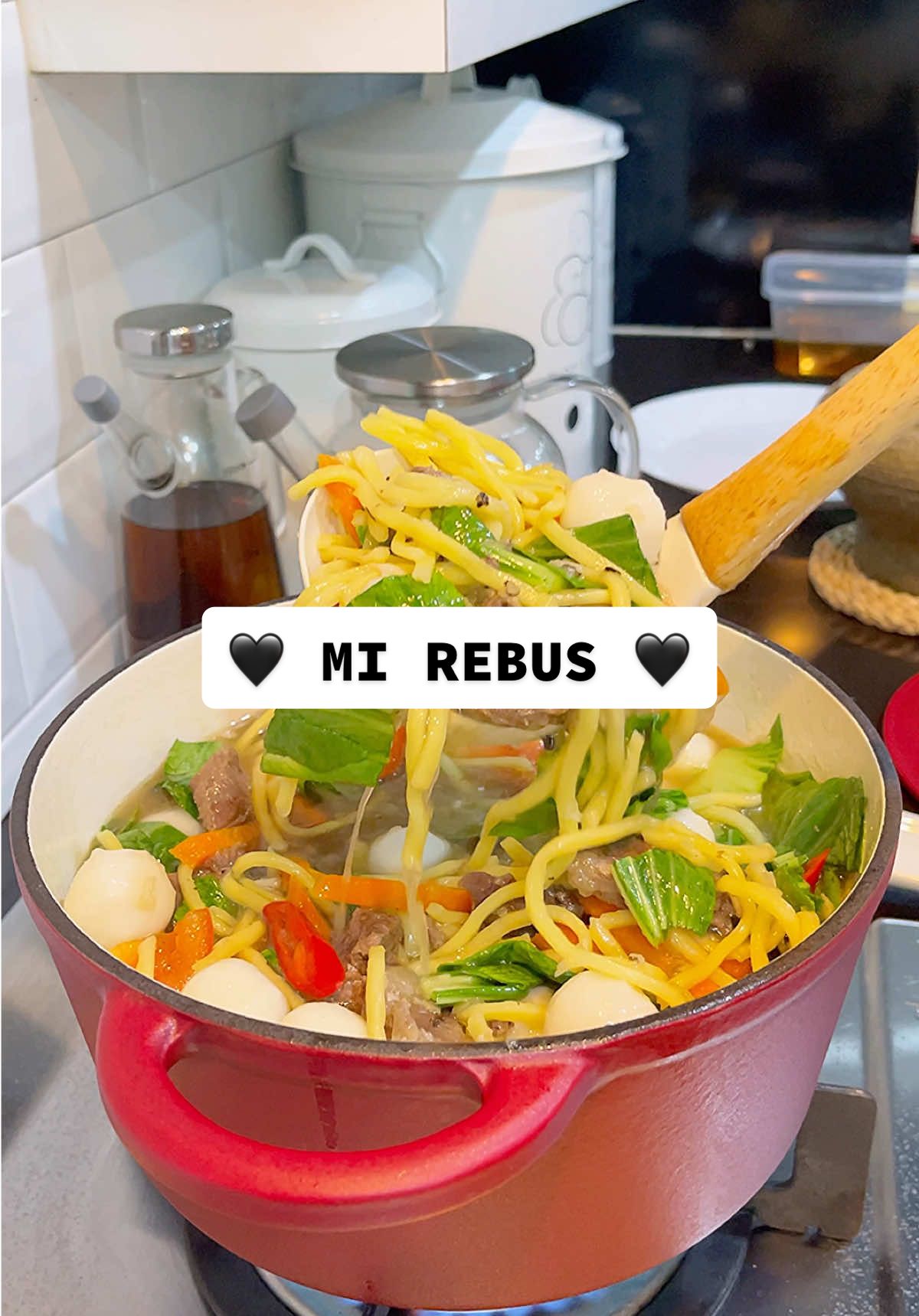 Mi Rebus Terengganu yang dimasak oleh orang Pahang 😚 Bahan tumbuk : 1. Bawang merah 2. Bawang putih 3. Lada hitam Kuah : 1. Bahan tumbuk 2. Daging 3. Garam + aji + secukup rasa 4. Carrot/sawi/tomato/cili merah 5. Fishball 6. Mi kuning Sambal kicap : 1. Cili 2. Bawang putih 3. Gula 4. Kicap lemak manis #mirebusterengganu #meerebusterengganu #menusimple #masakansimple #fyp 