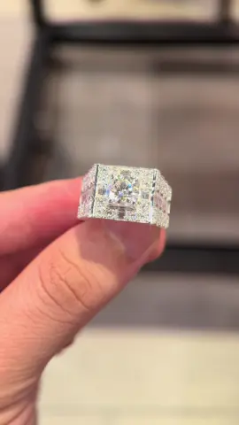 Ổ nhẫn Form vuông rất sáng và đẹp 💍💎 Mời các a zai lên tay trải nghiệm #phugialuxury #nhan #trangsuc #moissanite #xuhuong 