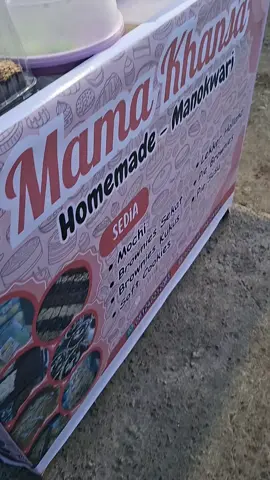 Sudah ready yaa sore ini.. Di samping Bank Bri Arfai.. Dekat Es Teller Sultan Mama Khansa.. Ada Mochi : *cream cheese Strowberry *cream cheese Anggur *coklat cookies Brownies Sekat topping Soft Cookies.. Lekker Holland Mari jajan sore ini..🤗