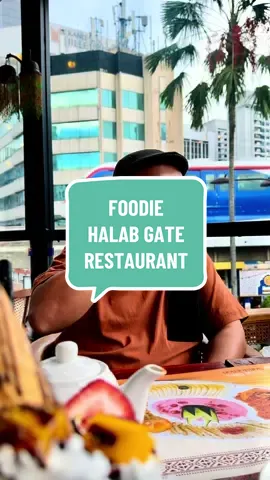 Orang KL tapi tak pernah makan Halab Gate? Jom redeem balik maruah korang 😂🔥   📍Port Arab viral di Bukit Bintang   🌯 Menu Timur Tengah paling padu   🥩 Lamb dia lembut, dessert dia syahdu   ✅ Wajib try kalau kaki makan!   @HalabGate.restaurant  #halabgate #bukitbintang #klfoodie #foodreview #makanmakan   