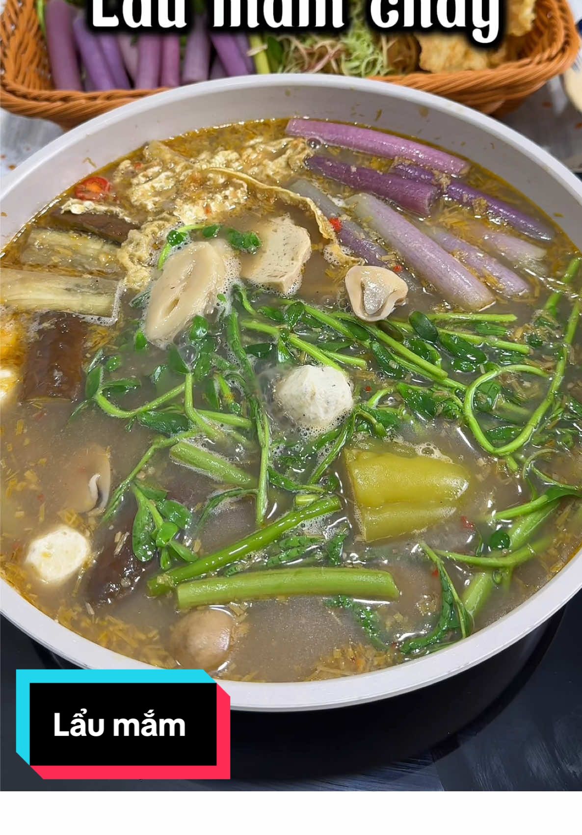 Trời cứ mưa mưa nấu cái nồi lẩu mắm chay nóng hổi cả nhà quây quần xì xụp thì còn gì bằng nè#xuhuong #bepnhachin #homnayangi #laumamchay #namchay 