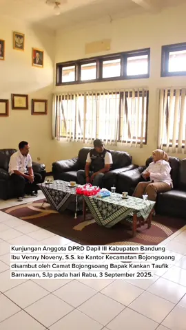 Kunjungan Anggota DPRD Dapil 3 Kabupaten Bandung ke Kecamatan Bojongsoang Bojongsoang, 3 September 2025 — Kecamatan Bojongsoang menerima kunjungan kerja dari Anggota DPRD Kabupaten Bandung Daerah Pemilihan 3, Ibu Venny Noveny, S.S., pada hari Rabu, 3 September 2025. Kedatangan Ibu Venny Noveny disambut langsung oleh Camat Bojongsoang, Bapak Kankan Taufik Barnawan, S.Ip., beserta jajaran perangkat kecamatan di Kantor Kecamatan Bojongsoang. Kunjungan ini dilaksanakan dalam rangka pemantauan anggota DPRD Kabupaten Bandung terkait situasi dan kondisi wilayah Kecamatan Bojongsoang, baik dari aspek pelayanan masyarakat, pembangunan infrastruktur, maupun dinamika sosial kemasyarakatan yang berkembang saat ini. Dalam kesempatan tersebut, Ibu Venny Noveny menyampaikan pentingnya sinergi antara pemerintah kecamatan, desa, dan DPRD Kabupaten Bandung dalam menjaga stabilitas, meningkatkan kualitas pelayanan publik, serta mendorong percepatan pembangunan di wilayah Bojongsoang. Pihak Kecamatan Bojongsoang menyampaikan apresiasi atas perhatian dan dukungan yang diberikan, serta berharap kunjungan ini semakin memperkuat komunikasi antara DPRD dan pemerintah kecamatan untuk kepentingan masyarakat. Bojongsoang, MANGPRANG! Kabupaten Bandung, LEBIH BEDAS! ___________________________________ @dadangsupriatna  @alisyakieb @emmadetys @cakra.amiyana  @kankantaufik @tapem_kabbandung  ____________________________________ @bandungpemkab @diskominfobdgkab @prokopimkabbandung @desa.lengkong @desa_tegalluar @desabuahbatubersatu @bojongsoangdesa @desa.cipagalo @bojongsari_guyub  #bojongsoang #kabupatenbandung #bandung #kecamatanbojongsoang              